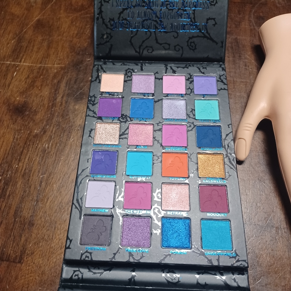 Makeup Revolution Corpse Bride Eyeshadow Palette #33 - Picture 4 of 7